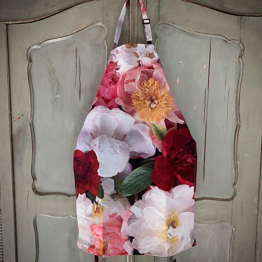 Apron in Red Peony