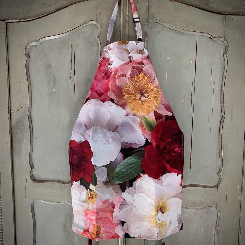 Apron in Peony Red